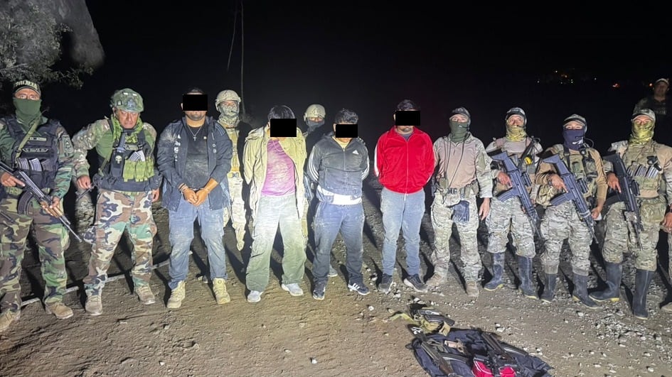 Se movilizaban en una camioneta sin placa de rodaje. Les incautaron armas, chalecos y otros equipos de la Policía Nacional del Perú (PNP).