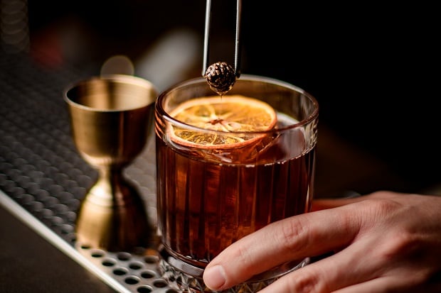Con ingredientes sencillos, una buena presentación y el hielo adecuado, es posible preparar cócteles con calidad de bar para compartir en familia durante el Día del Padre.