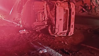 Tacna: Chofer queda atrapado en camión luego de choque y vuelco