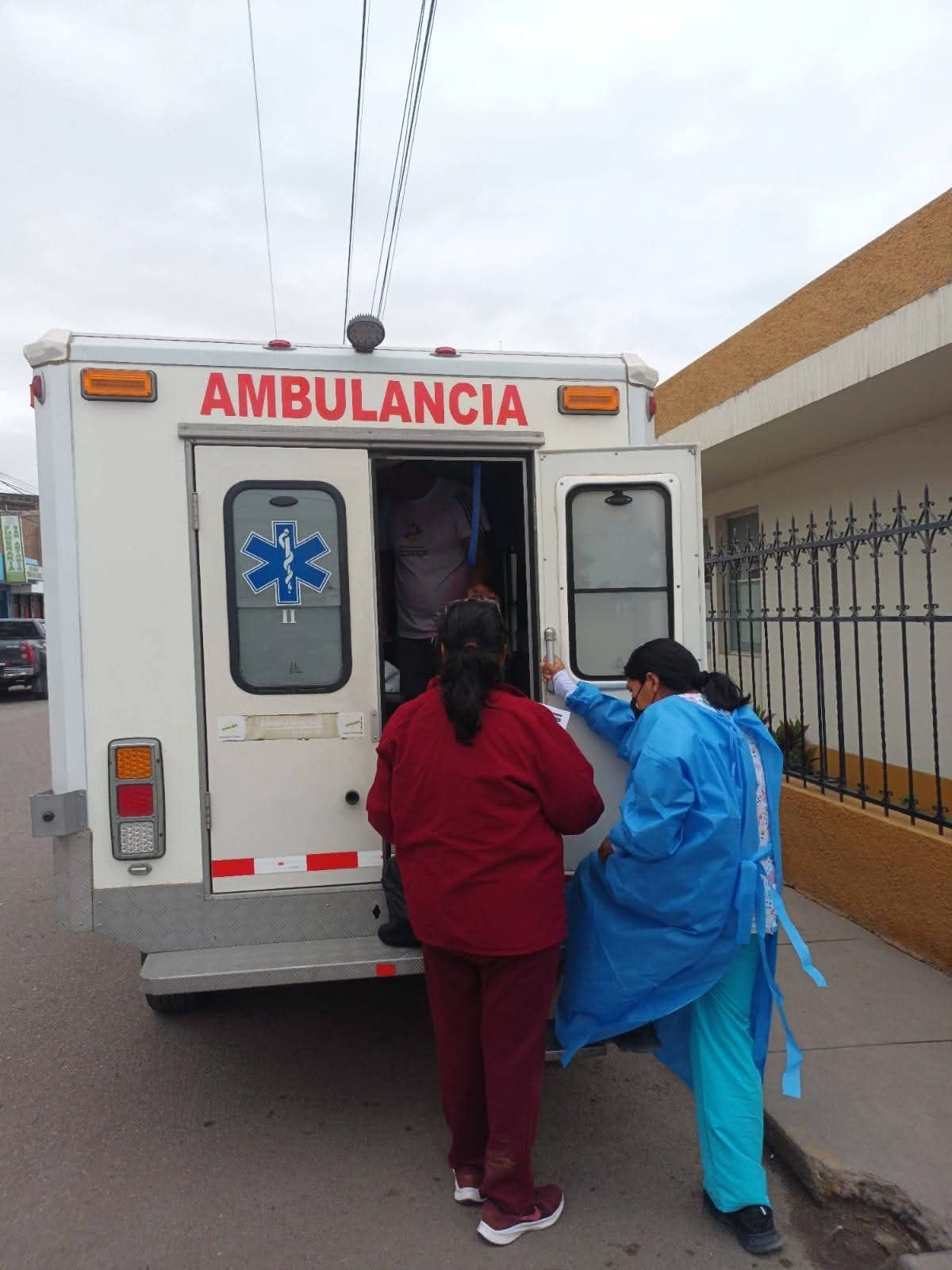 Madre e hijo llegaron al hospital de Camaná. Foto: GEC.