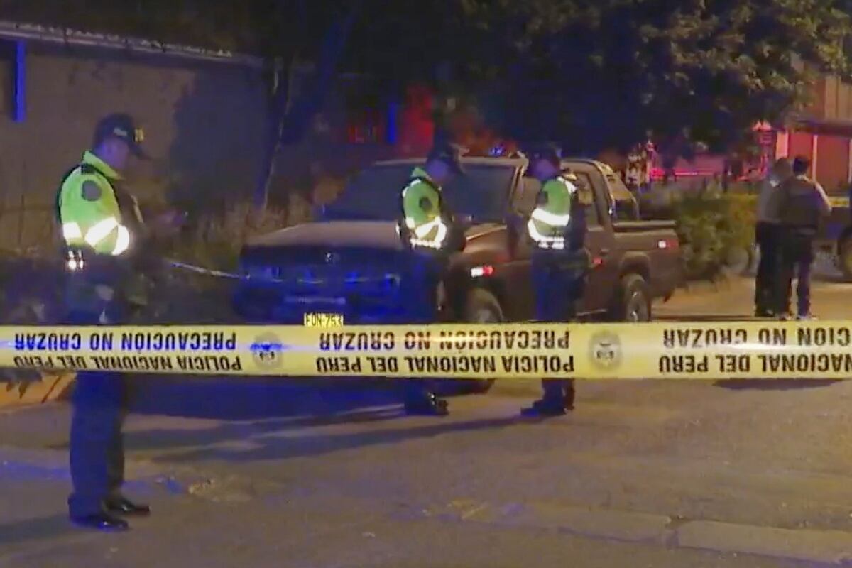 Una mujer de aproximadamente 25 años fue ejecutada a plena luz del día por dos hombres en moto. El crimen, sin aparente móvil de robo, ha conmocionado al distrito limeño. (Foto: Captura/América Noticias)