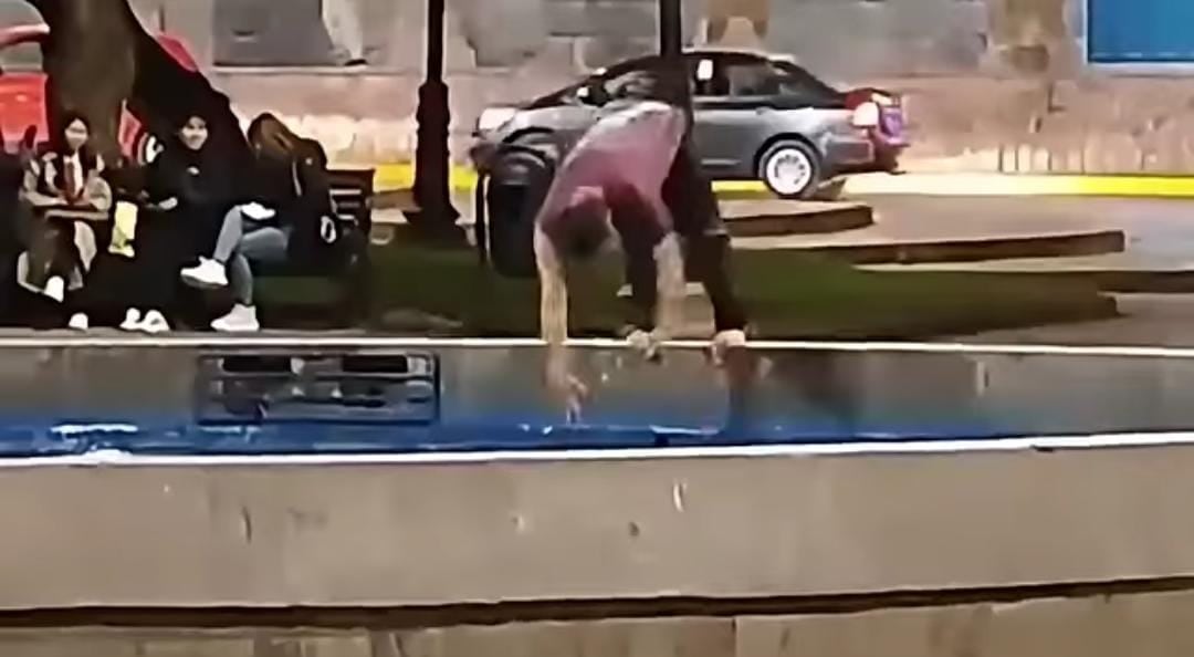 Hombre se baña en pileta del Centro Histórico de Cusco (VIDEO)