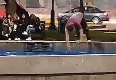 Hombre se baña en pileta del Centro Histórico de Cusco (VIDEO)