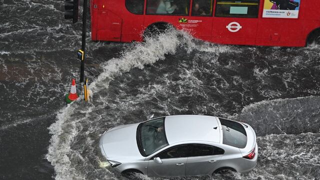 Lluvias torrenciales inundan calles del sur de Londres (FOTOS)