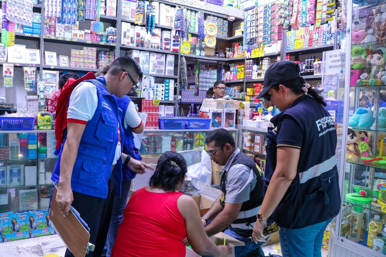 Policía Fiscal y Diresa incautan medicinas en mercado de Piura