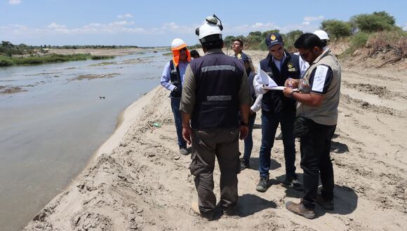 La fiscal adjunta de la Fiscalía de Prevención del Delito de Piura, Carmen Zapata, recorrió los trabajos de descolmatación del río Piura desde el Puente Grau hasta La Joya.