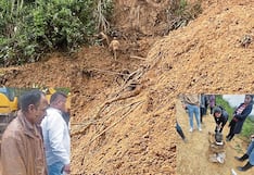 Huaico arrastra combi con pasajeros y una moto en Piura