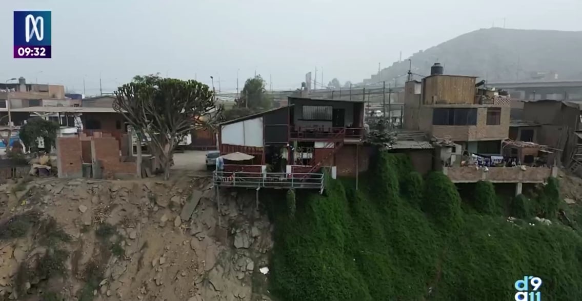 La erosión del terreno ha dejado expuestos cimientos y estructuras de varias construcciones ubicadas junto al río, mientras el incremento del caudal eleva la preocupación. FOTO: CAPTURA CANAL N.