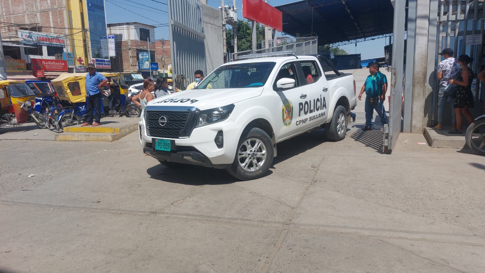 Sujetos en motocicleta le dispararon cuando sacaba un vehículo de una cochera, cuya dueña es una comerciante