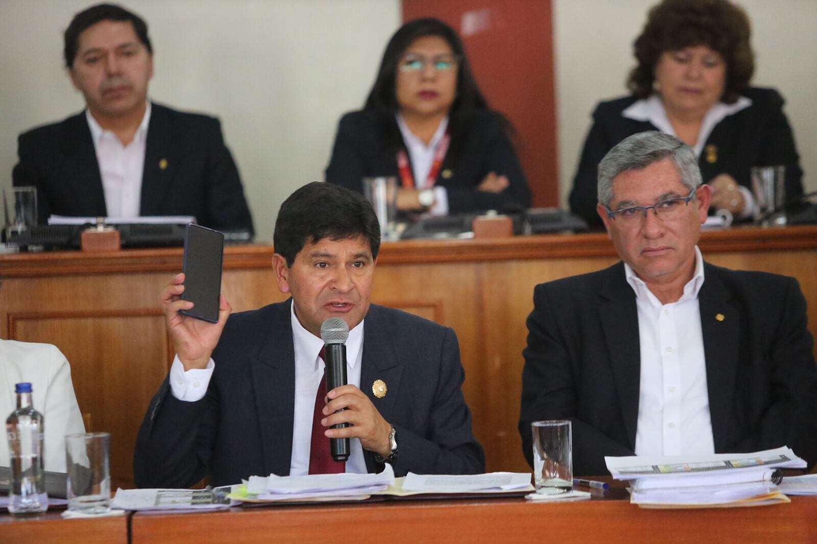 Rohel Sánchez no responde cuestionamientos sobre contrataciones. (Foto: GEC)
