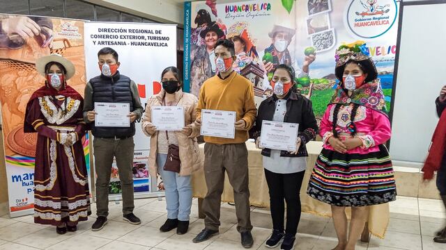 Reconocen a nueve artesanos de Huancavelica que destacaron en concurso nacional del MINCETUR