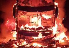La Libertad: Ómnibus arde en llamas y queda reducido a cenizas (VIDEO)