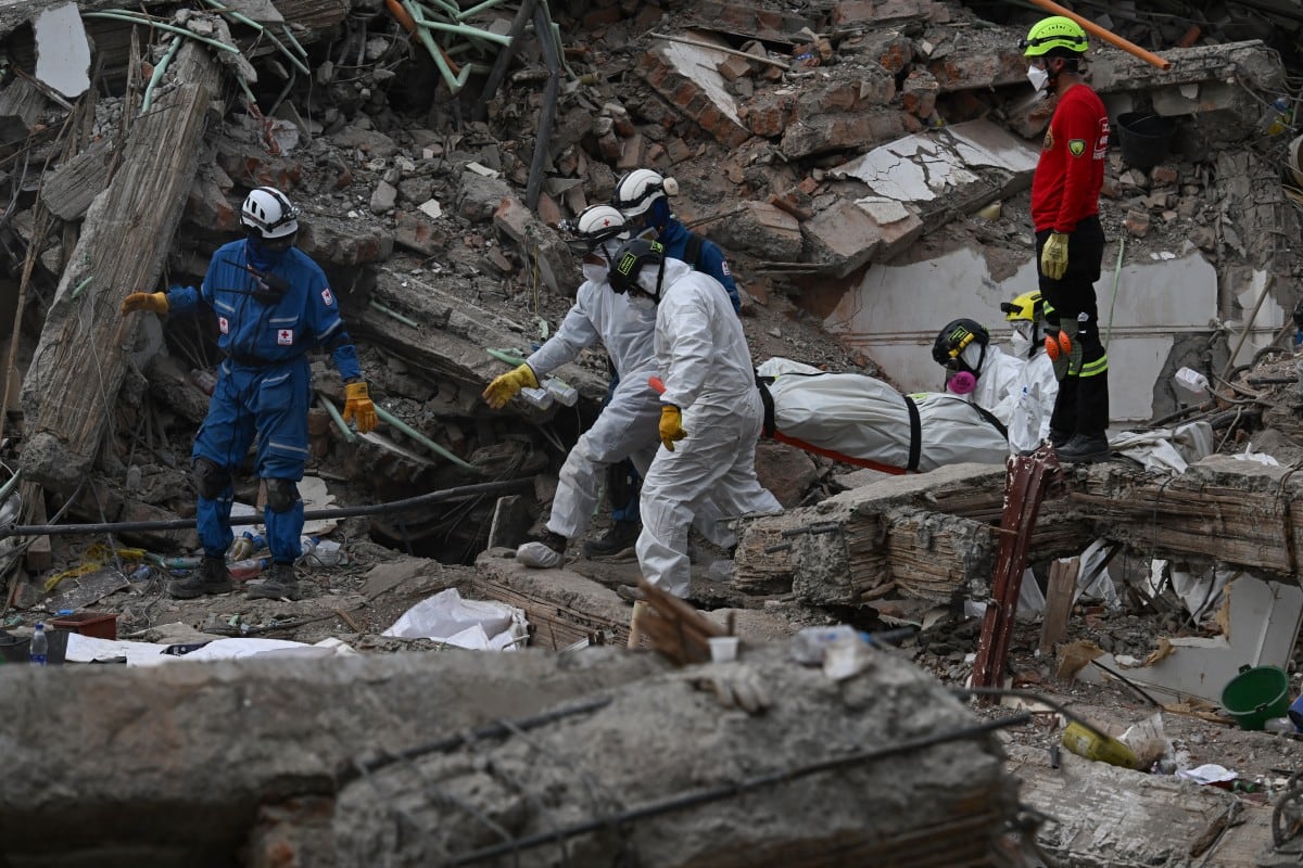 Una semana después del terremoto, el Gobierno colombiano comienza a concentrarse en la remoción de escombros y la reconstrucción. El cálculo de daños económicos todavía es preliminar y será actualizado conforme avancen las evaluaciones. (Raul ARBOLEDA / AFP)