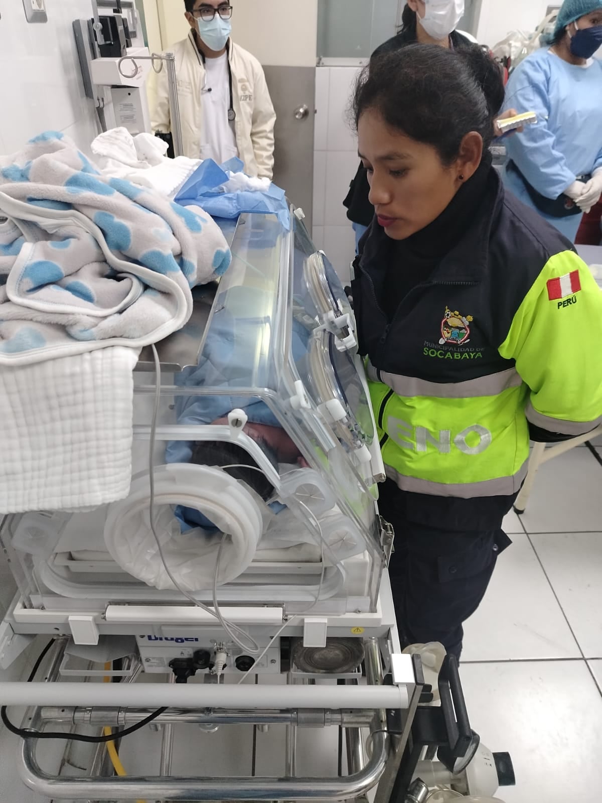 La recién nacida fue encontrada desnuda y trasladada por los serenos de Socabaya al hospital (Foto: Difusión)