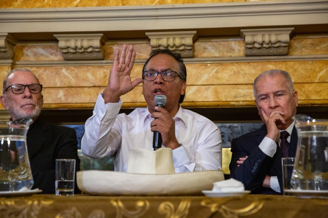 El candidato de Juntos por el Perú criticó la programación de la audiencia que podría llevar su caso a juicio oral, mientras la Fiscalía solicita más de cinco años de prisión por presuntas irregularidades en su partido.