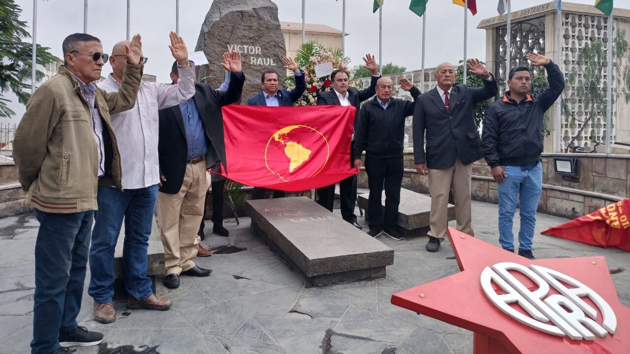 Apristas realizan homenaje en tumba de Víctor Raúl sin dirigentes. En tanto, secretario regional, Julio Morán, pide nuevos cuadros.