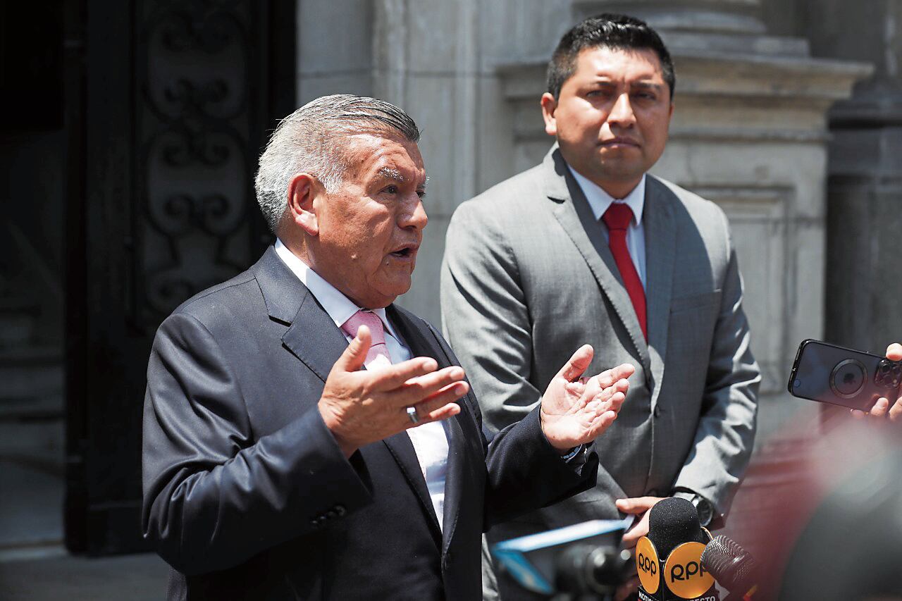 El gerente fue acusado de recibir parte del dinero que congresista Magaly Ruiz recortaba a trabajadores. Funcionario anuncia acciones legales contra exasesor.