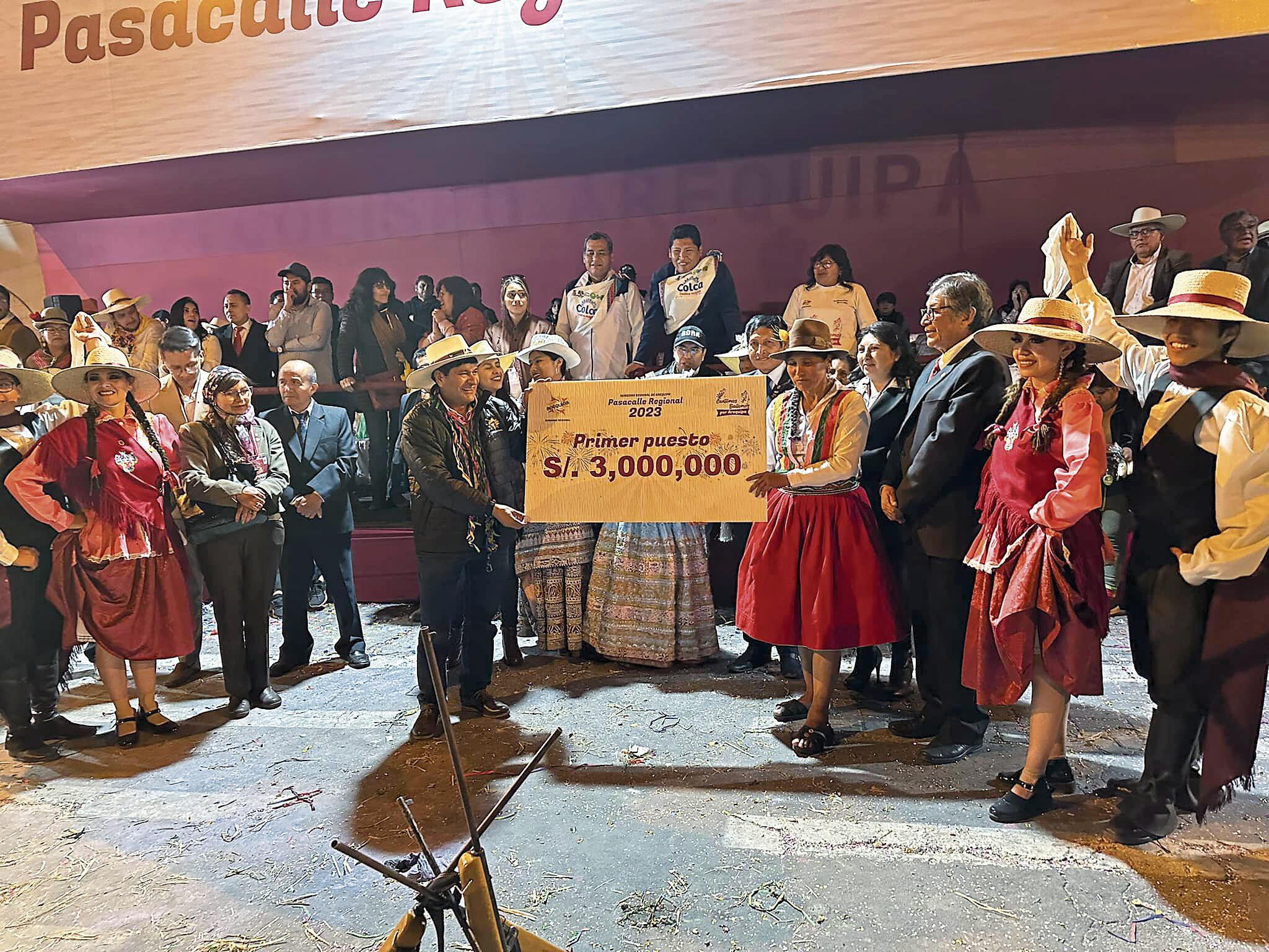 Delegación de Huaynacotas ganadora del primer lugar en el pasacalle regional. (Foto: GEC)