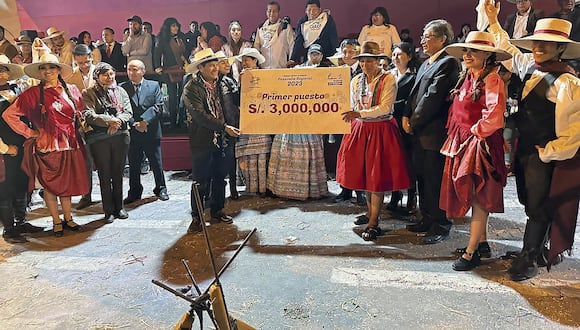 Delegación de Huaynacotas ganadora del primer lugar en el pasacalle regional. (Foto: GEC)
