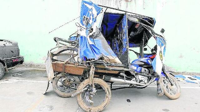 Puno: padre e hijo se salvan de morir en choque entre combi y mototaxi