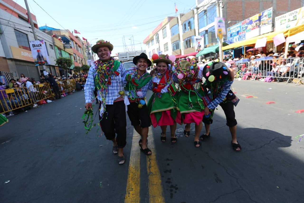 Población animada por la alegría de los danzantes. (Foto: Leonardo Cuito)