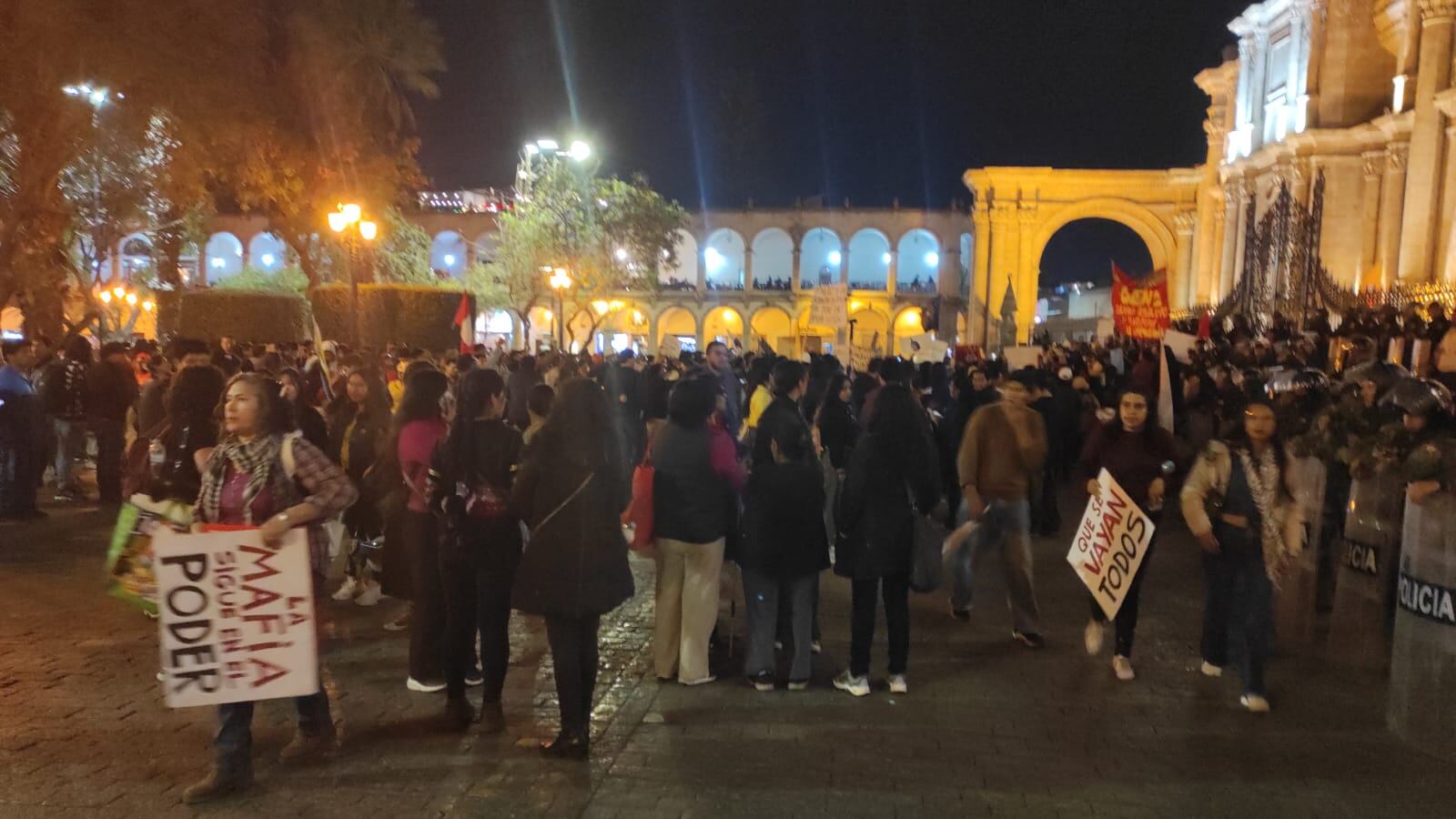 Protestantes ingresaron a la Plaza de Armas. Foto: GEC.