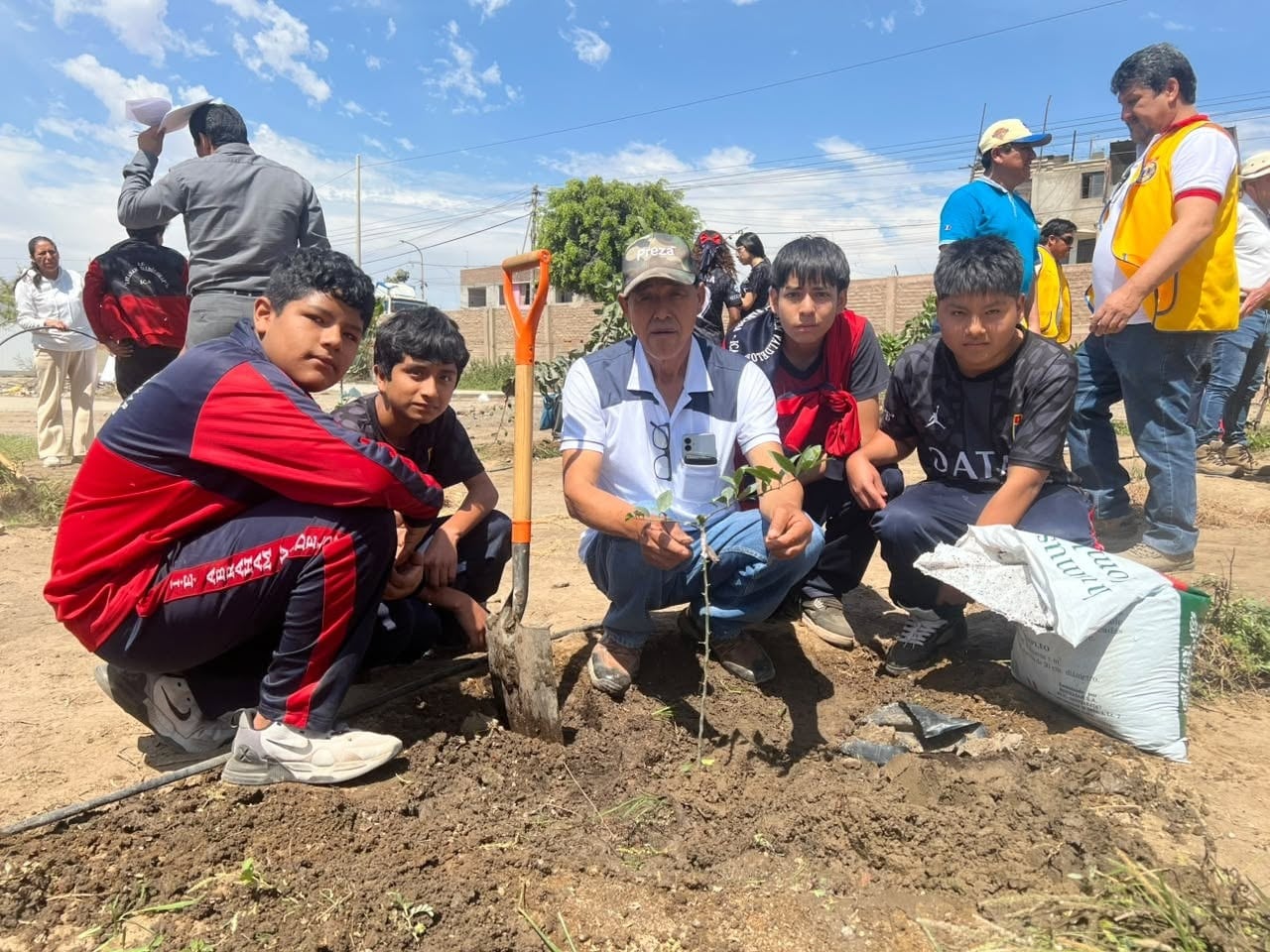 Ica: escolares participan en jornada de arborización y recuperan áreas verdes en colegios