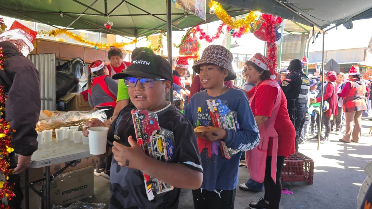 Gran Chocolatada en mercado mayorista de Río Seco, Cerro Colorado. (Foto: Yunsu Pariapaza/@photo.gec)