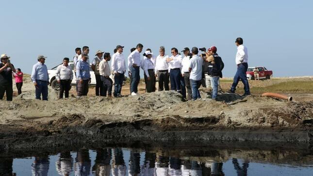 Ministros llegaron a Piura a inspeccionar zonas afectadas por hidrocarburos