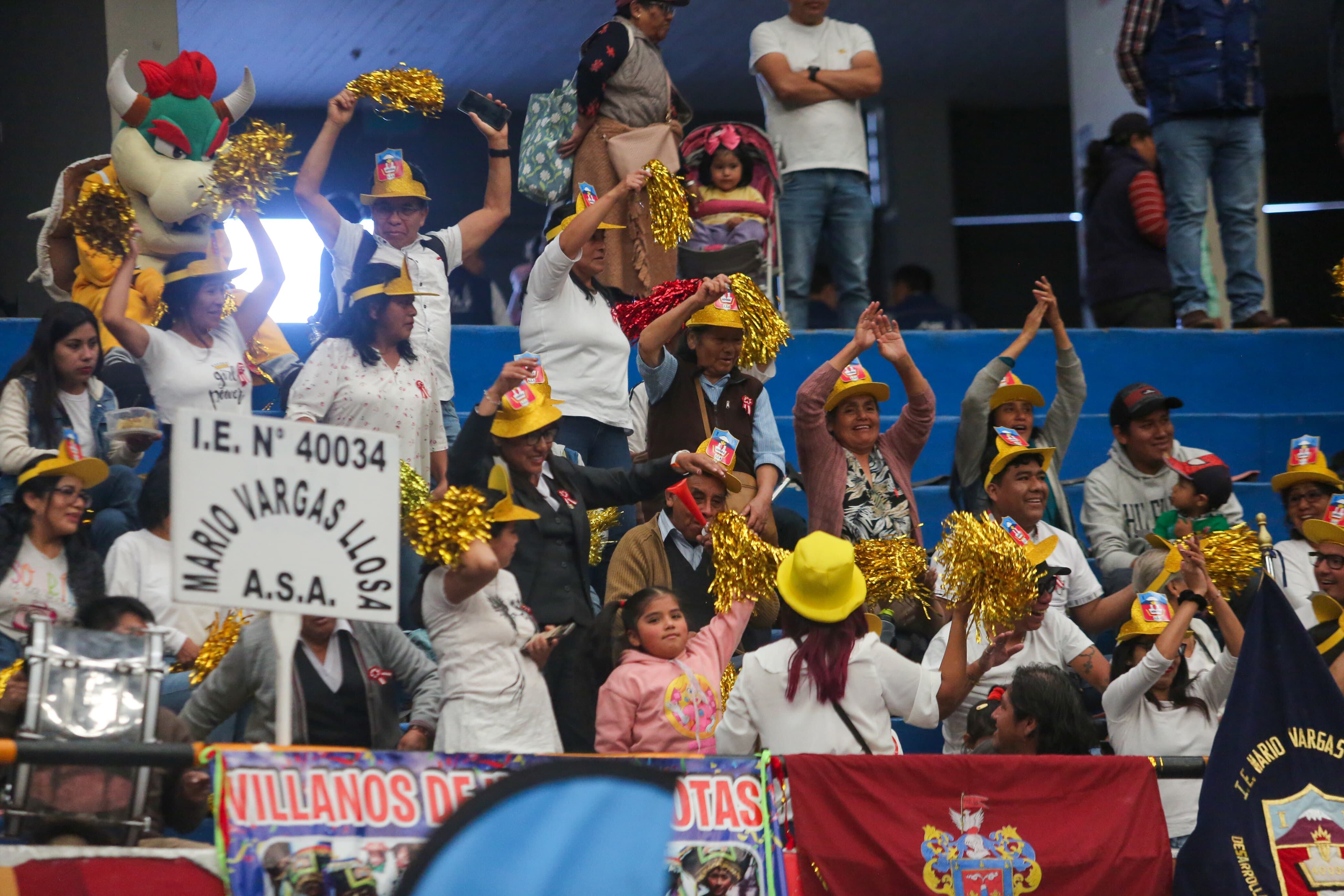 Familiares apoyan a estudiantes en concurso de danzas. FOTO: Leonardo Cuito
