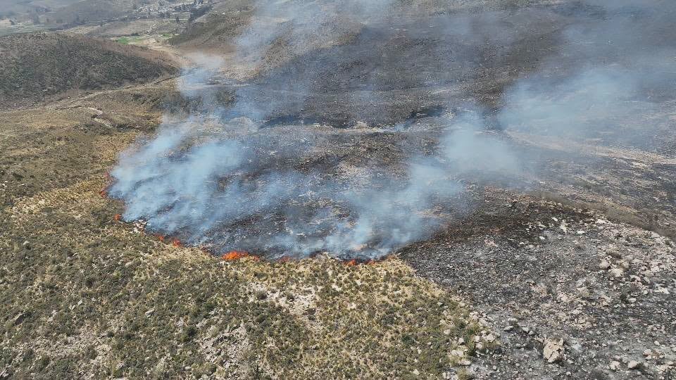 Incendio se reportó en el sector Tuctumpaya, ubicado entre los distritos de Pocsi y Characato, provincia de Arequipa. Foto: COER Arequipa.