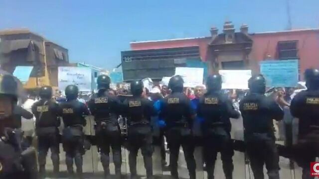 Trabajadores municipales realizan protesta y exigen pago de bono (VIDEO) 