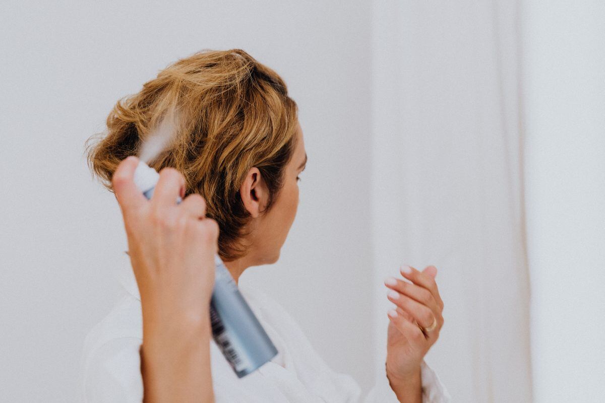 El gel es un gran aliado para realizarte de manera rápida y sencilla diversos peinados para cualquier ocasión. (Foto referencial: Pexels)