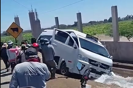 Pasajeros se salvan de morir tras despiste de combi en La Joya, Arequipa