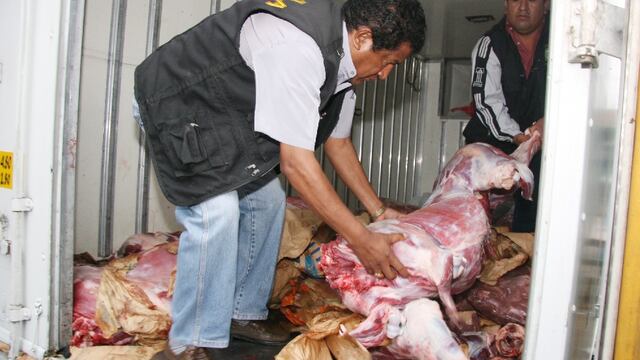 Incautan tonelada y media de carne de burro que iba a venderse en Lima