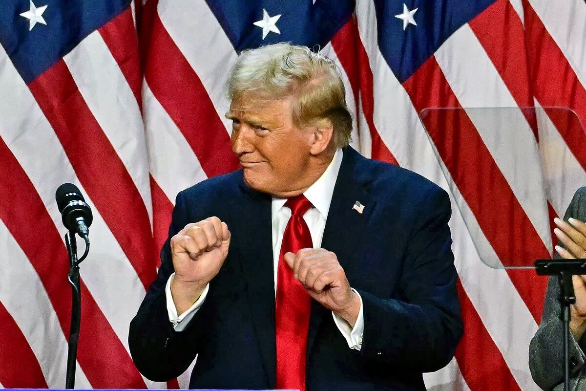 El magnate logró una amplia ventaja contra su rival demócrata en el número de electores, lo que le permitirá tener mayoría en el Senado y, probablemente, en la Cámara de Diputados. El presidente electo sostuvo que se trata de “una victoria política nunca antes vista” y prometió “curar al país” y “arreglar la frontera”. (Foto de Jim WATSON / AFP)