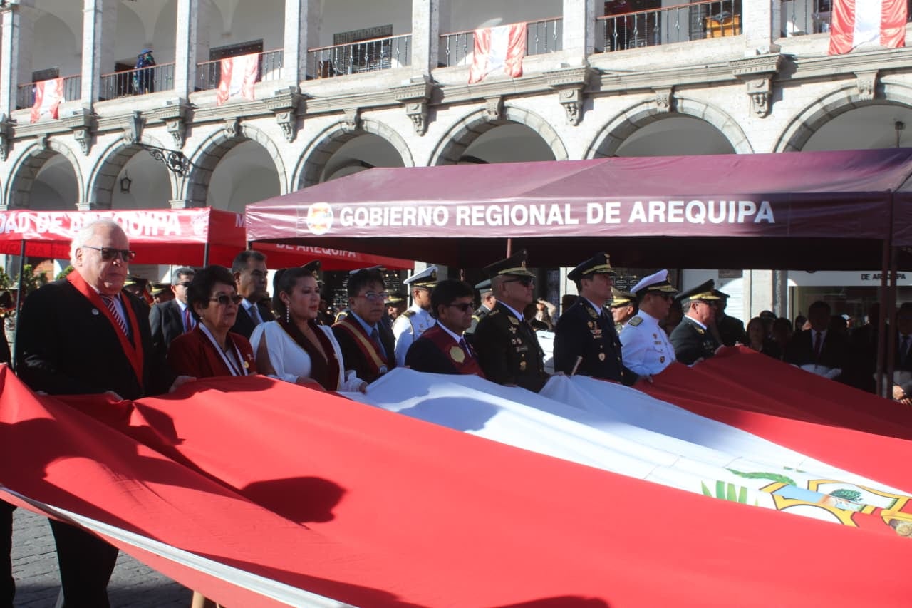 Autoridades de Arequipa participaron en el paseo de la bandera por el 205 Aniversario de la Independencia del Perú (Foto: Yunsu Pariazapa/@photo.gec)