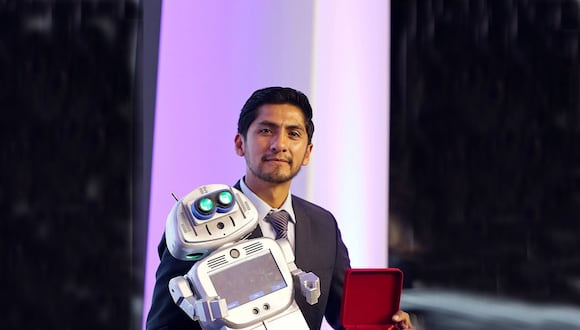 Con su robot Kipi y el premio Esteban Campodónico, el profesor Walter Velásquez.
