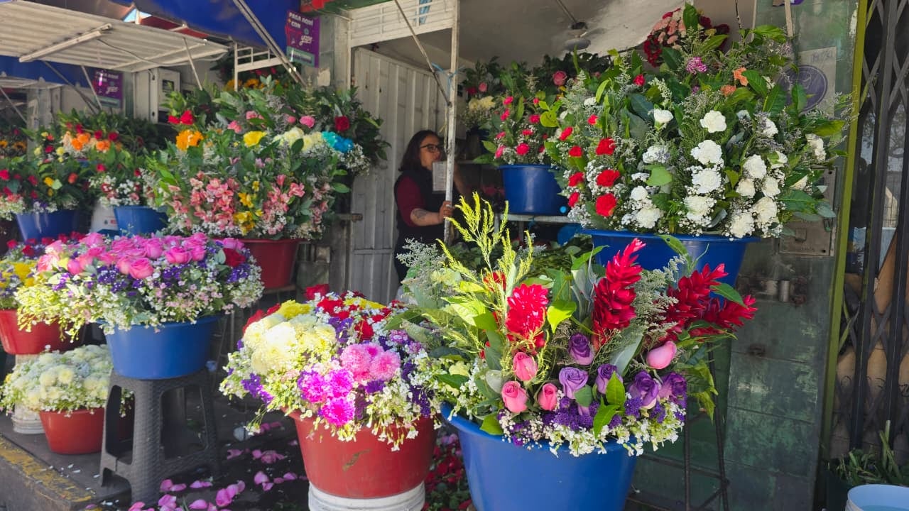 Arreglos florales afuera del cementerio La Apacheta, en Arequipa. (Foto: Yunsu Pariapaza/@photo.gec)