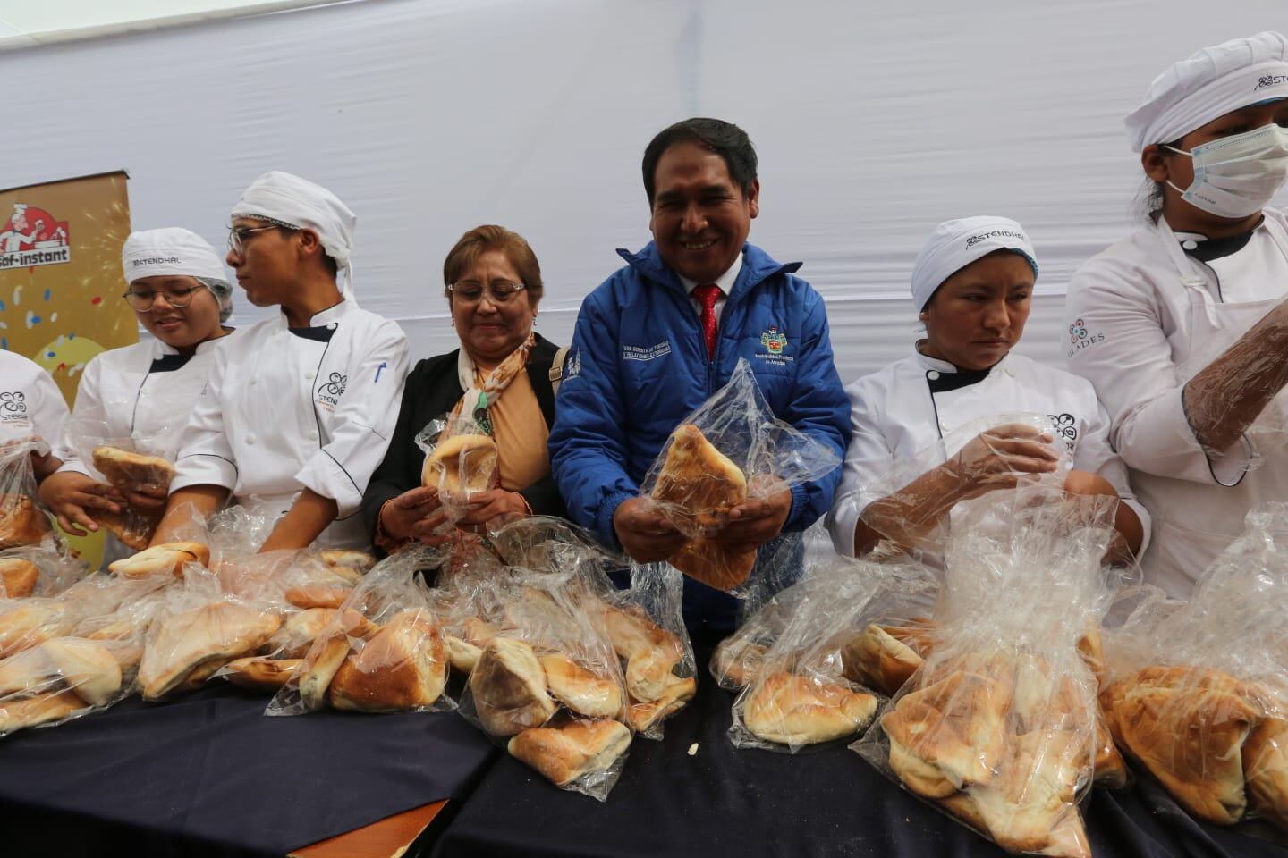 Pan tradicional de Arequipa se regaló en la Plaza de Armas. (Foto: Leonardo Cuito)
