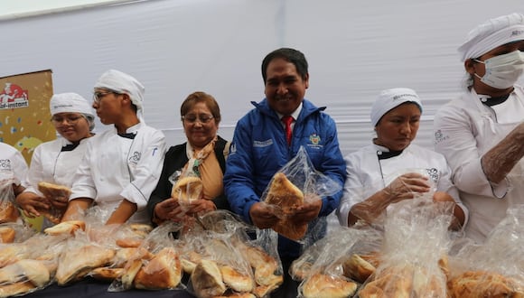 Pan tradicional de Arequipa se regaló en la Plaza de Armas. (Foto: Leonardo Cuito)