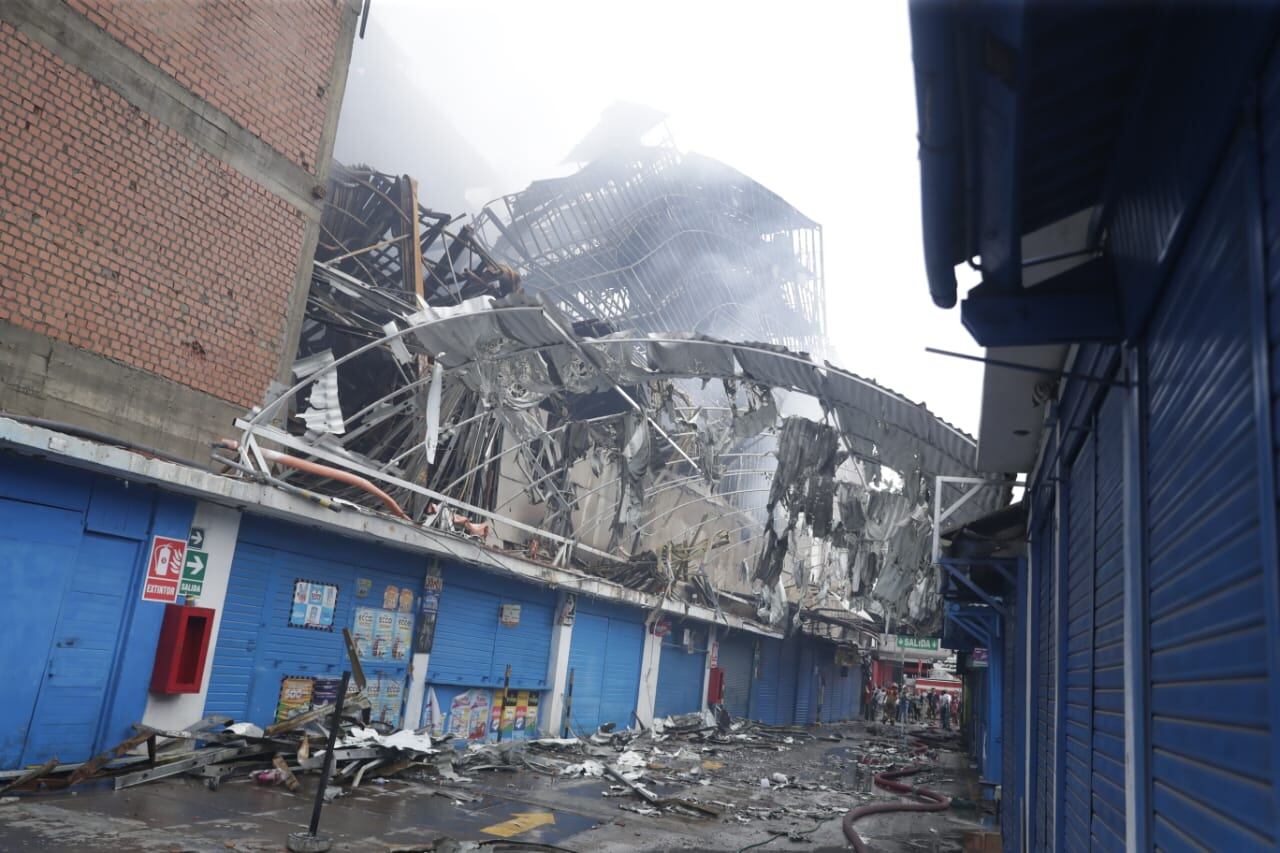 Continúa el incendio en la cuadra 10 de jiron ancash cercado de lima.
(Foto: Hugo Perez / @photo.gec)