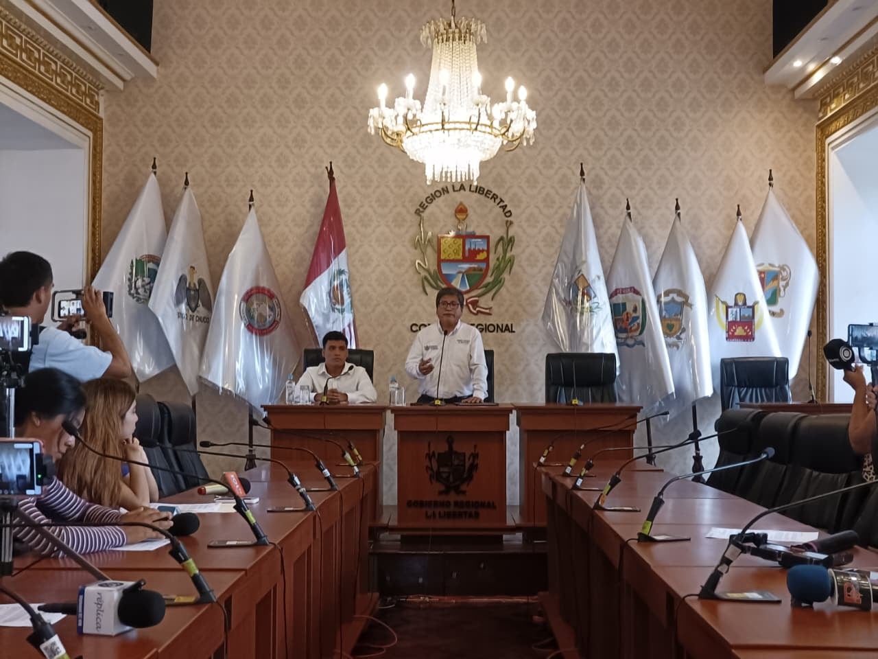 De acuerdo con los reportes del sector, en lo que va del año se han registrado dos casos de tenencia ilegal de armas de fuego en dos instituciones educativas. Asimismo, cuatro colegios han reportado casos relacionados con la tenencia y/o consumo de estupefacientes por parte de estudiantes.