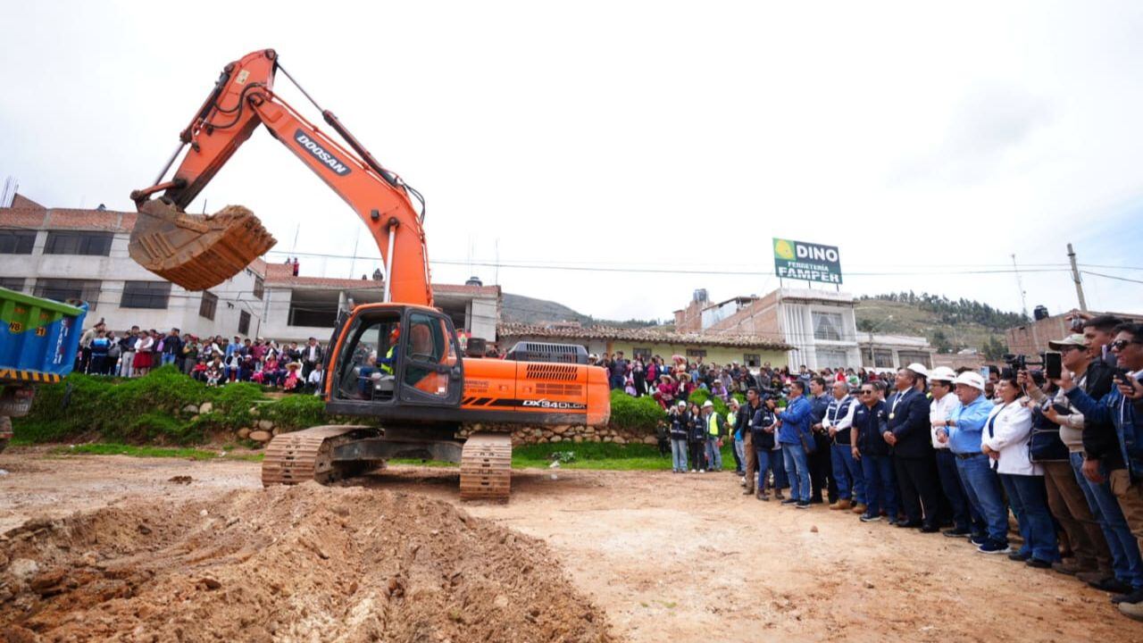 Gobernador de La Libertad, César Acuña, y ministro de Salud, César Vásquez, colocaron la primera piedra de esta obra en Huamachuco.