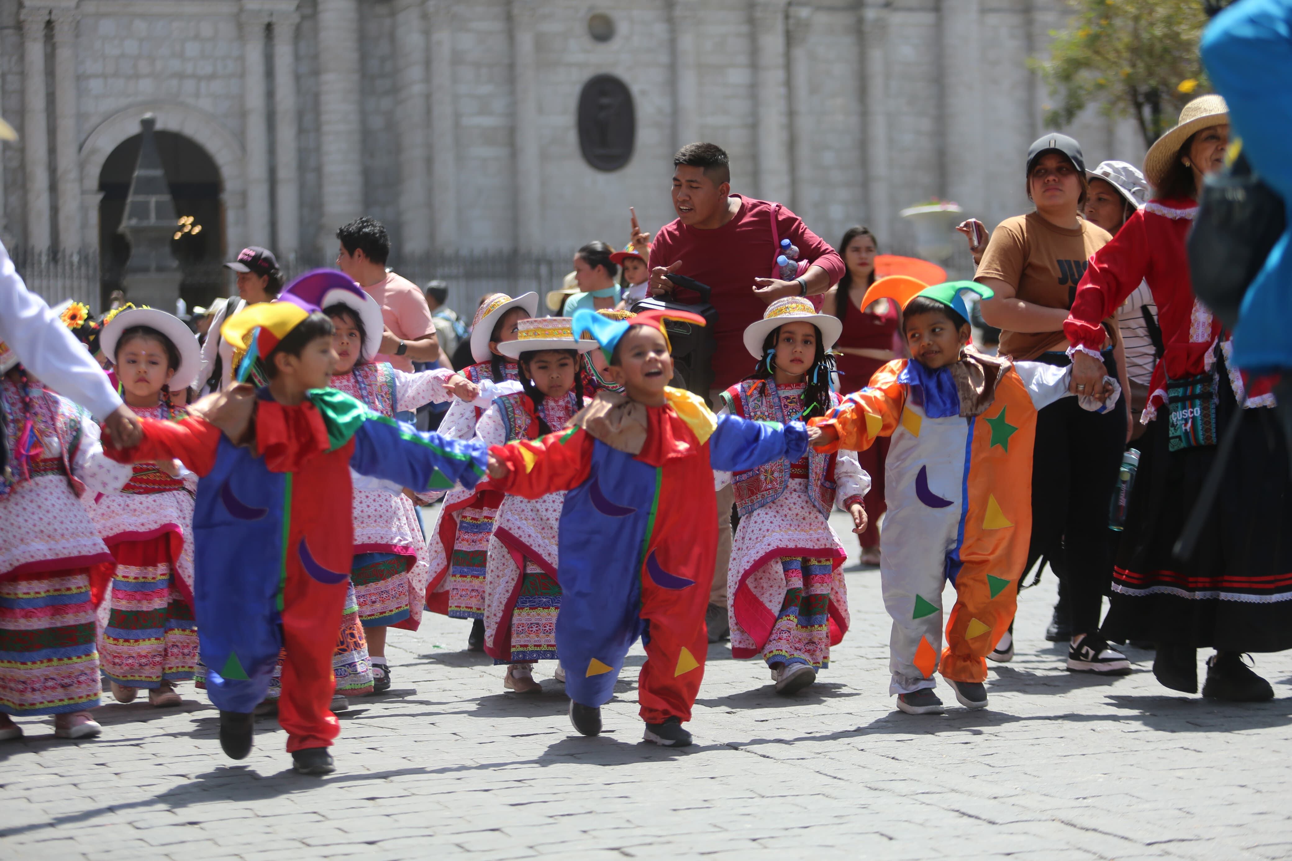 Pasacalle por el Día del Turismo. FOTO: Leonardo Cuito.