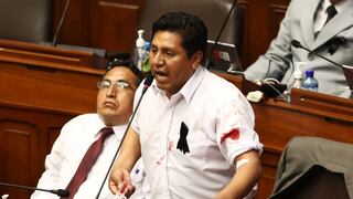 Congresista Wilson Quispe causa polémica al herirse durante el debate del voto de confianza (VIDEO)