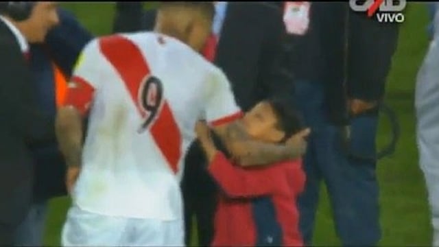 ​Paolo Guerrero conmovió a todos con este noble gesto a niño (VIDEO)