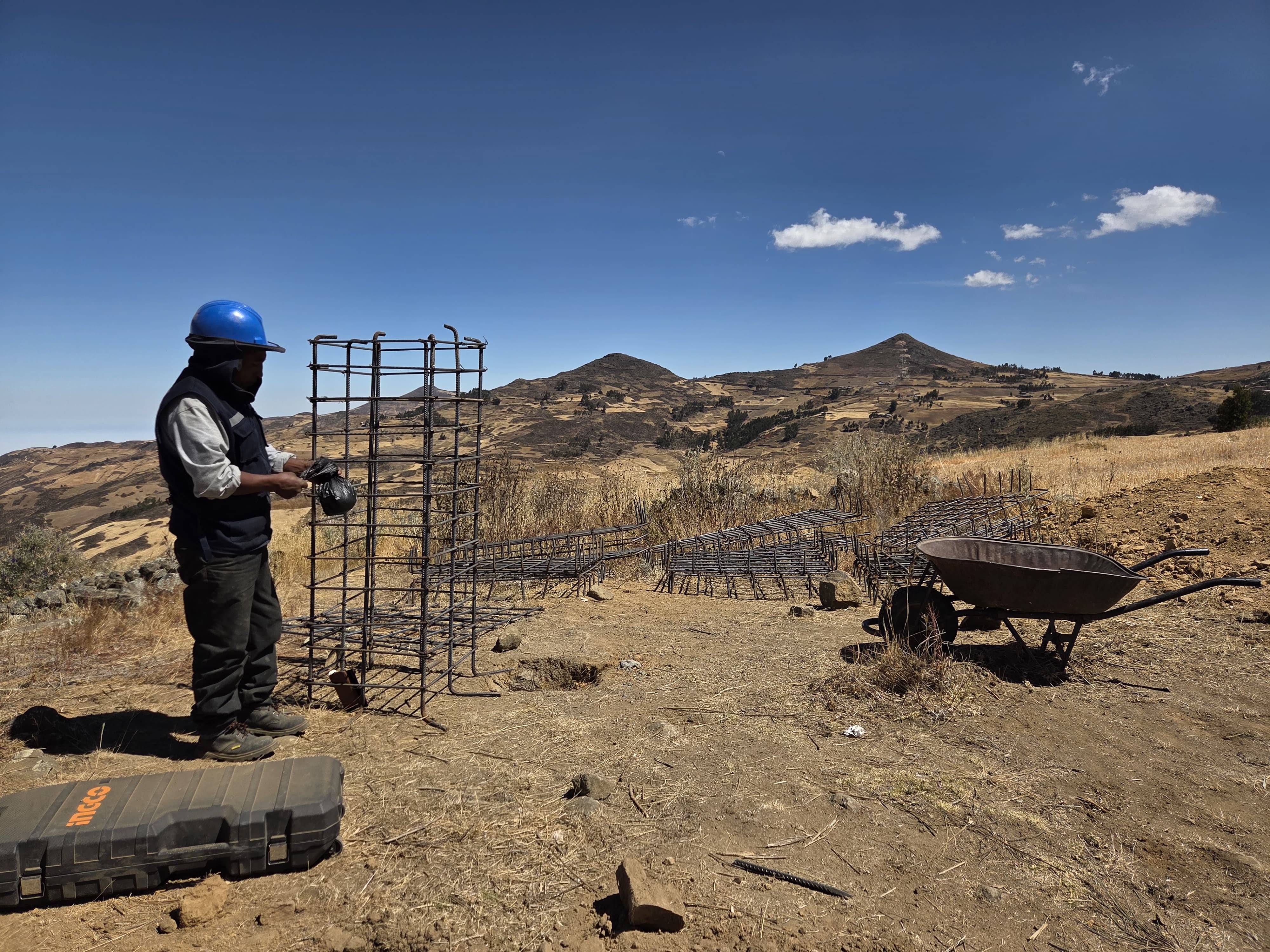 En el cerro más alto del sector Alto San Ignacio cavaron los pozos donde irán las bases y estructura de la torre de la operadora que distribuirá la señal de telefonía de manera estable.