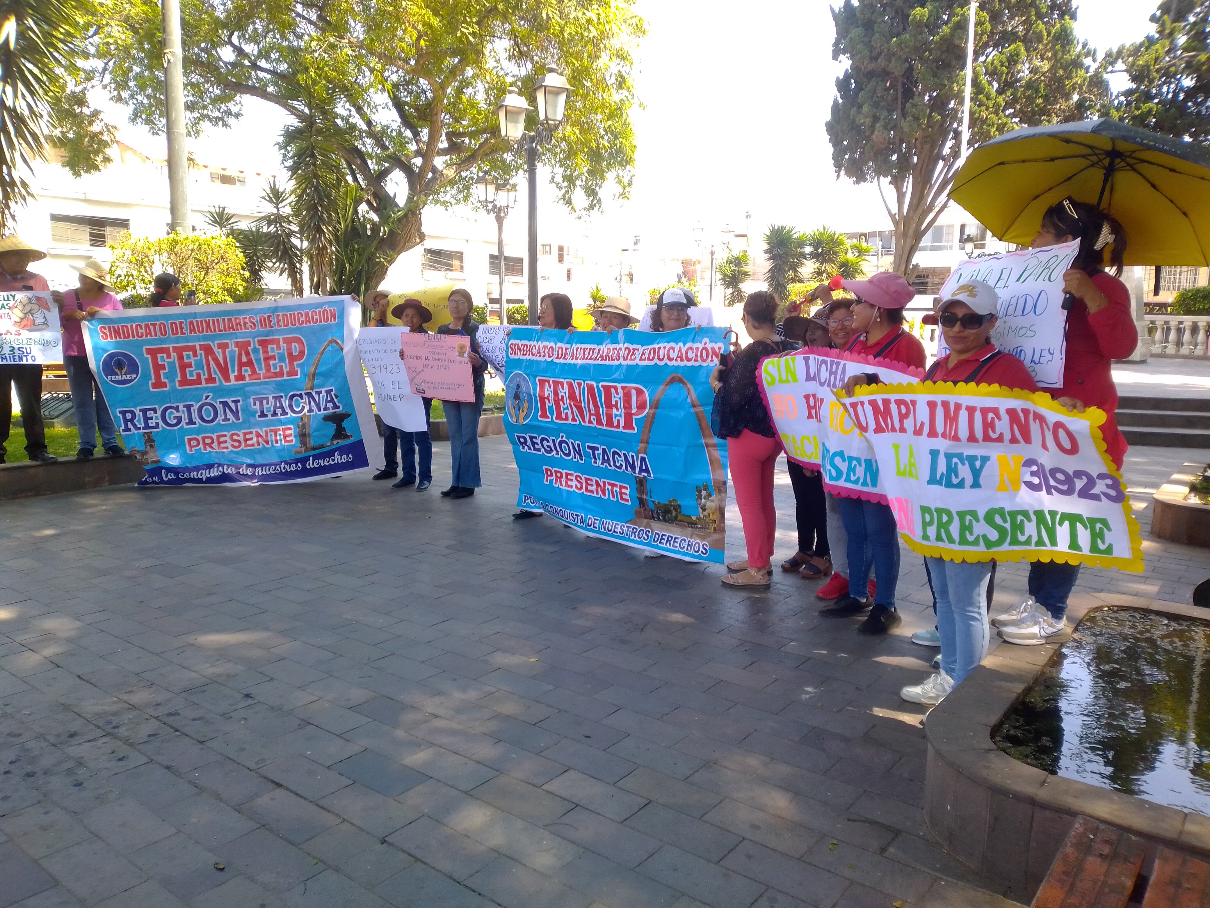 Medio centenar de auxiliares de educación de Tacna reunidas en la plaza Zela. (Foto: Adrian Apaza)