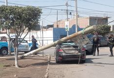 Poste aplasta automóvil en el cruce de la provincia de Pisco